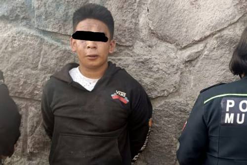 Rescatan a presunto "motoratón" de ser linchado en la colonia Científicos de Toluca